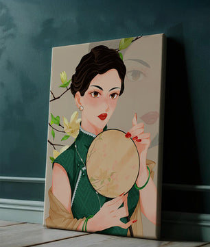 Mujer elegante con vestido tradicional sosteniendo un abanico decorativo con flores de magnolia