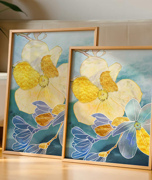 Arte floral abstracto con detalles dorados y tonos azules