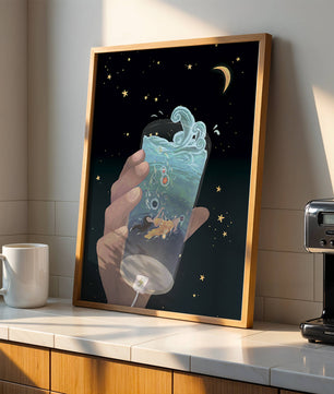 Escena abstracta del cielo nocturno con una mano sosteniendo un vaso de agua agitada.