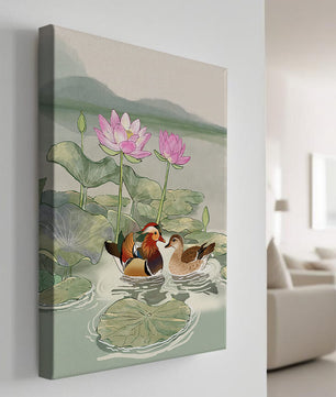 Patos mandarines y flores de loto en un estanque tranquilo