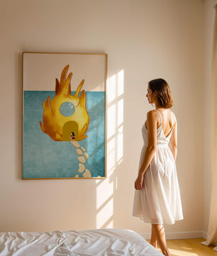 Casa encantada con forma de llama dorada sobre fondo azul claro.
