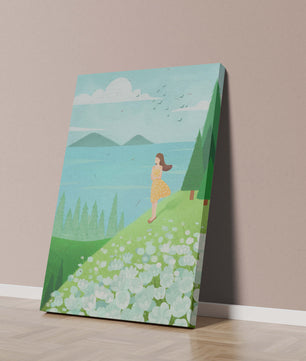 Femme en robe jaune sur une colline avec fleurs et arbres