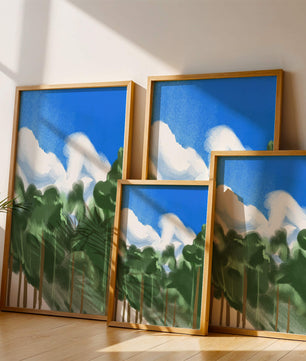 Malerische Waldlandschaft mit blauem Himmel und flauschigen Wolken