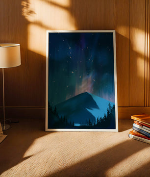 Paisaje montañoso sereno con auroras boreales y bosque oscuro