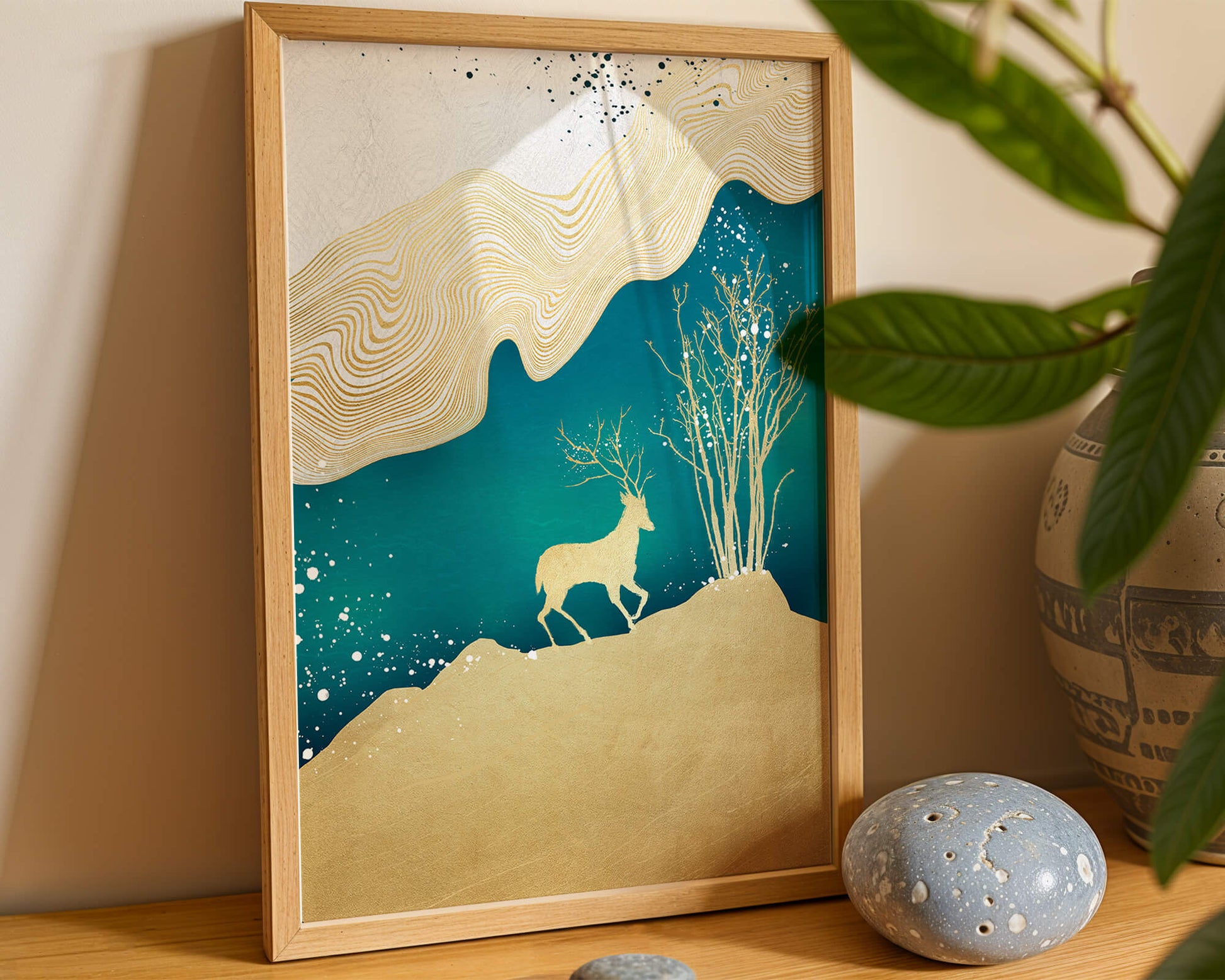 Elegante arte abstracto con ciervos dorados y temática de naturaleza.