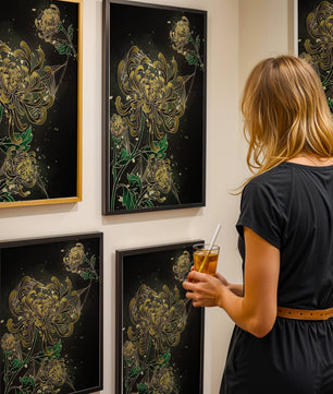 Œuvre élégante de chrysanthèmes dorés et verts sur fond sombre