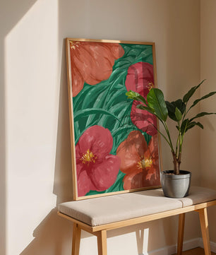 Lebendige Blumenkomposition mit roten und orangefarbenen Blüten auf grünem Laub