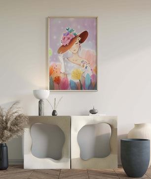 Mujer elegante con sombrero floral entre flores coloridas