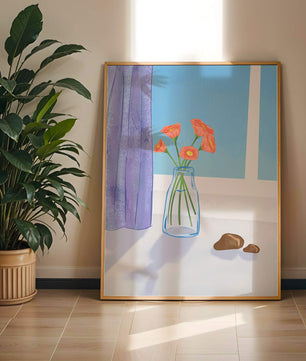 Jarrón con flores naranjas junto a una ventana con cortinas moradas