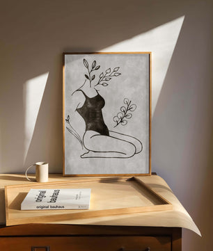 Abstrakte Frau mit botanischen Elementen im minimalistischen Stil