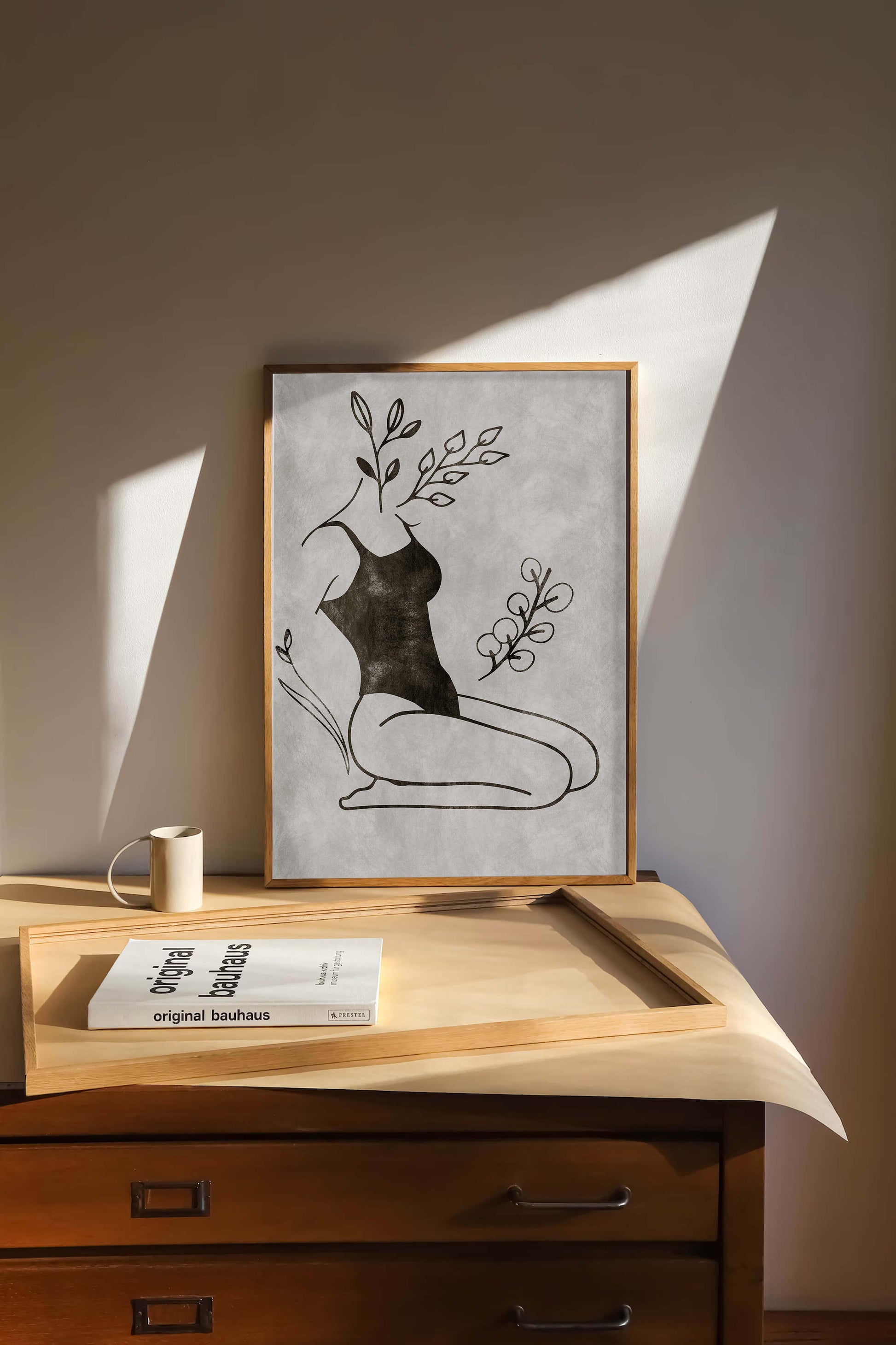 Mujer abstracta con elementos botánicos en estilo minimalista