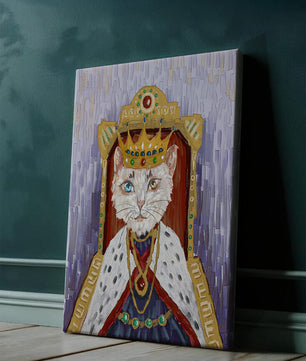 Portrait félin majestueux avec une couronne royale dorée