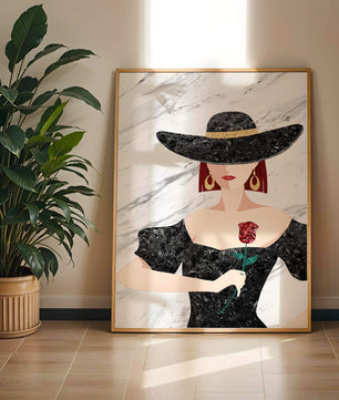 Elegante Frau mit stilvollem schwarzen Hut und roter Rose