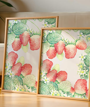 Ilustración de fresas y flores con hojas verdes exuberantes
