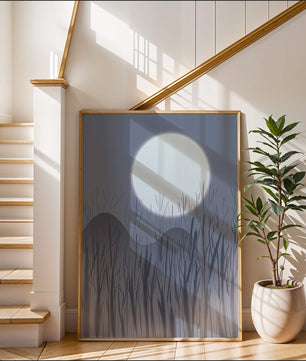 Ruhige Nachtlandschaft mit Vollmond und kahlen Bäumen