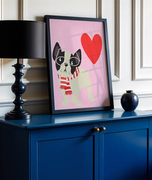 Ilustración juguetona de un bulldog francés con gafas y bufanda sobre fondo rosa con corazón