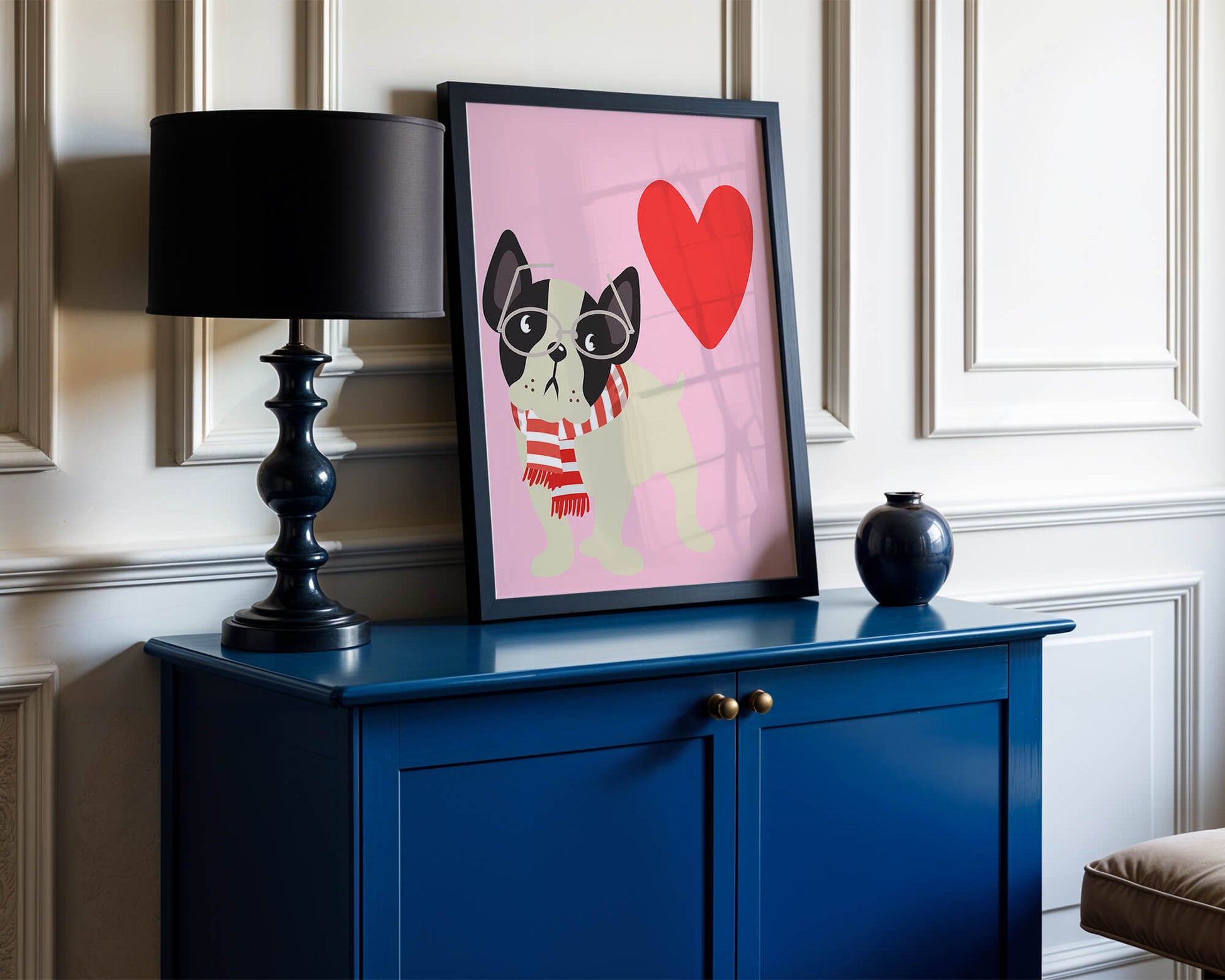 Ilustración lúdica de un bulldog francés con gafas y bufanda sobre fondo rosa con corazón