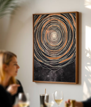 Espiral cósmica abstracta con patrones ovalados concéntricos y fondo estrellado