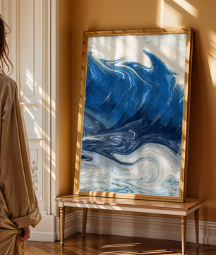 Pintura abstracta de ola oceánica azul y blanca con patrones giratorios