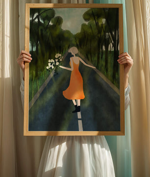 Femme en robe orange marchant sur une route avec des fleurs dans la forêt