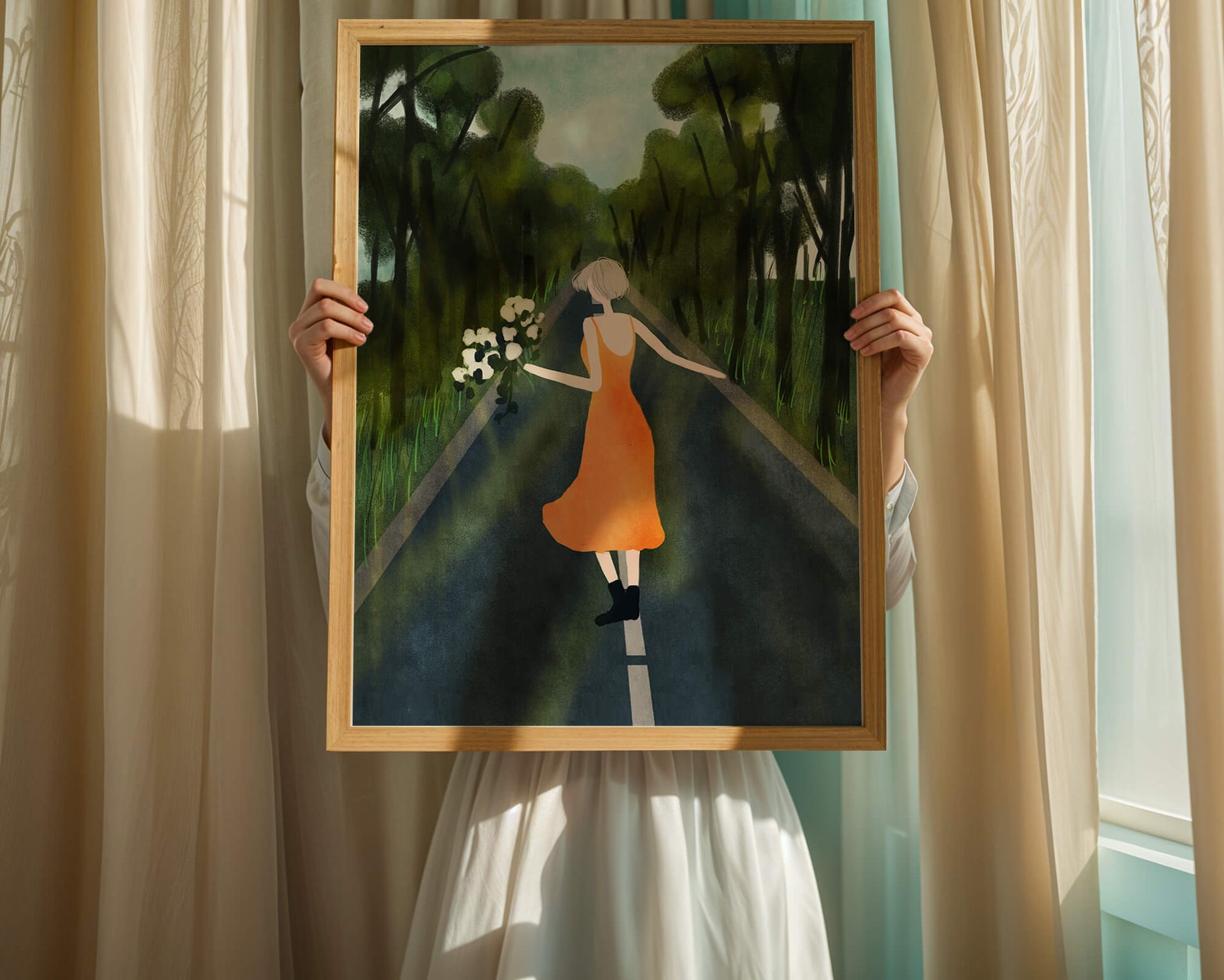 Mujer con vestido naranja caminando por una carretera con flores en el bosque