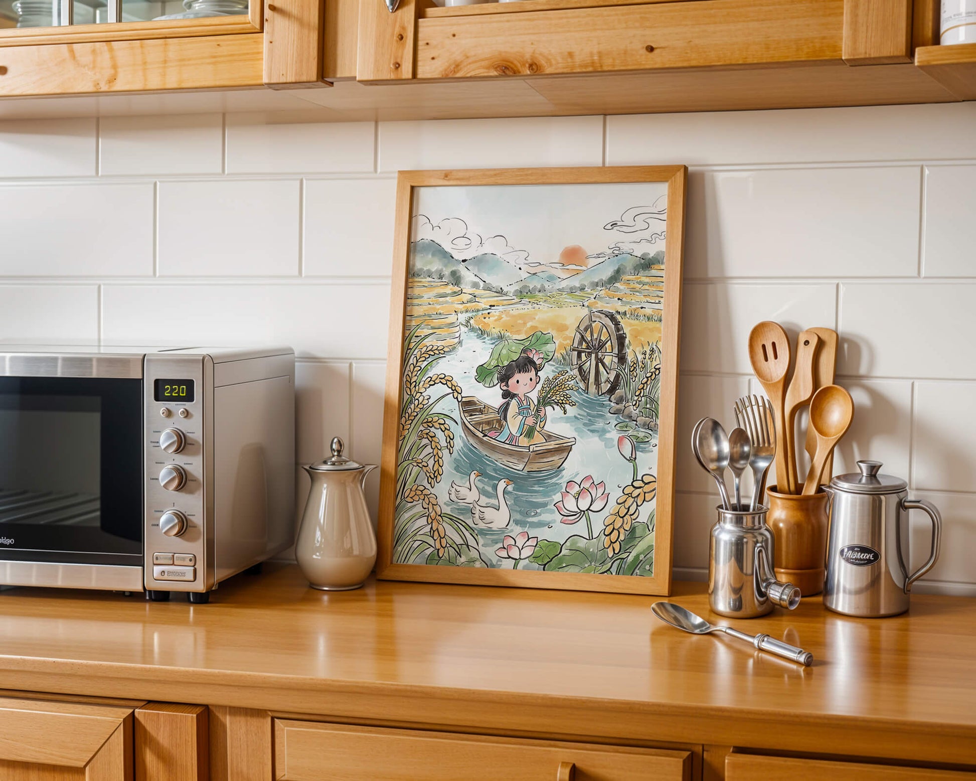 Niña en un bote con campos de arroz y atardecer de fondo