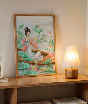 Femme élégante en tenue traditionnelle assise dans une barque parmi des fleurs de lotus