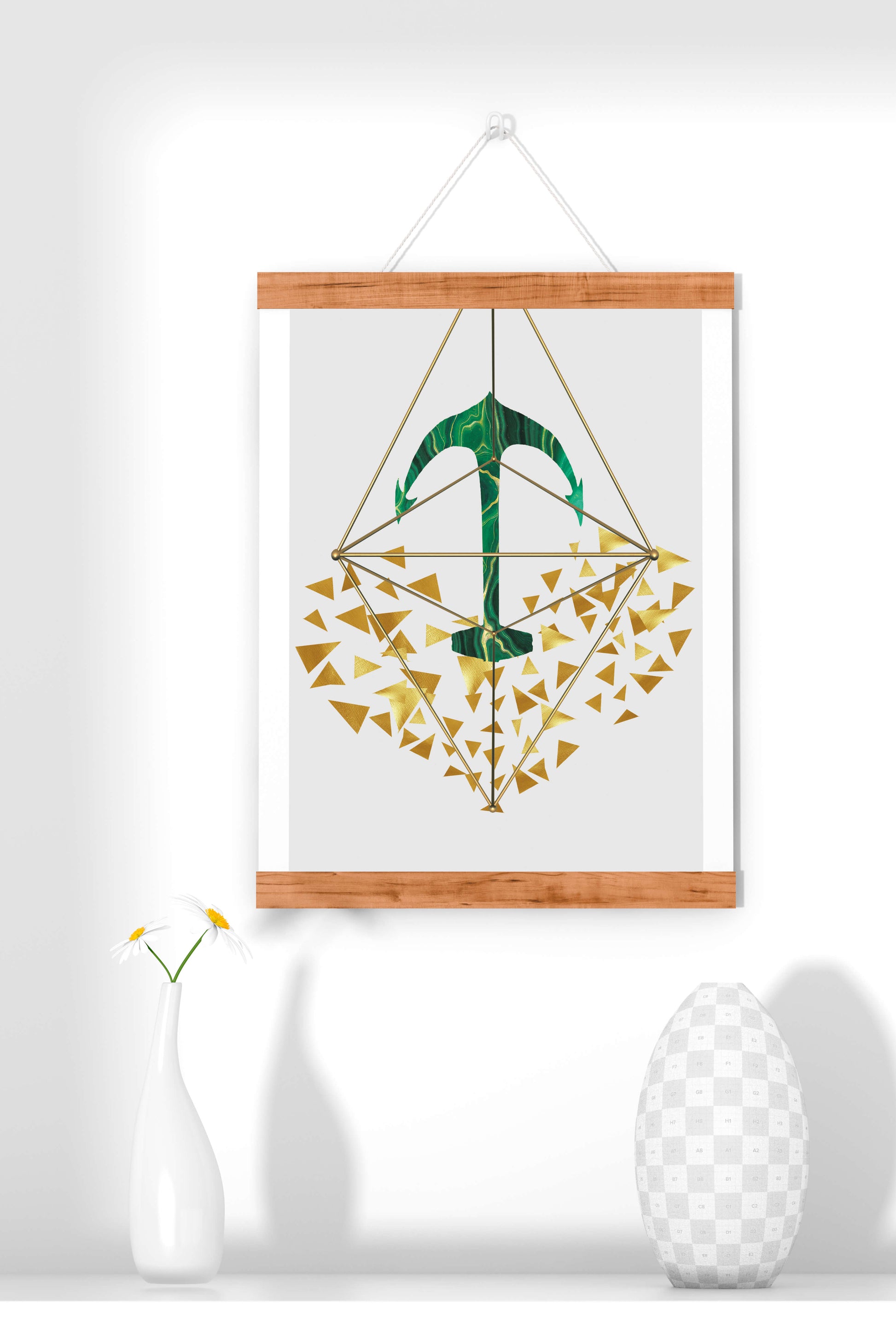 Arte geométrico abstracto con textura de piedra verde y triángulos dorados