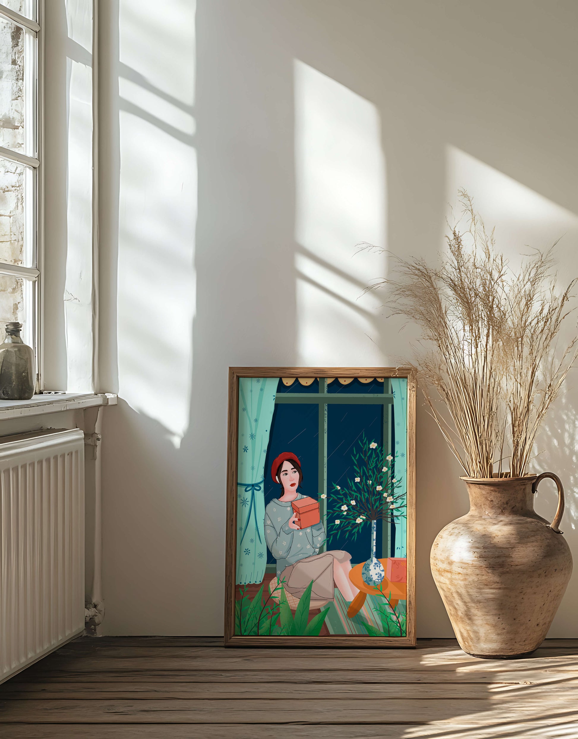Mujer sosteniendo una caja de regalo en un interior acogedor con flores y ventana lluviosa