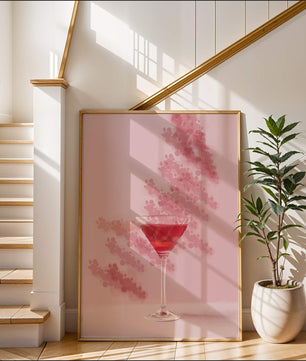 Elegante copa de cóctel roja sobre un fondo texturizado rosa