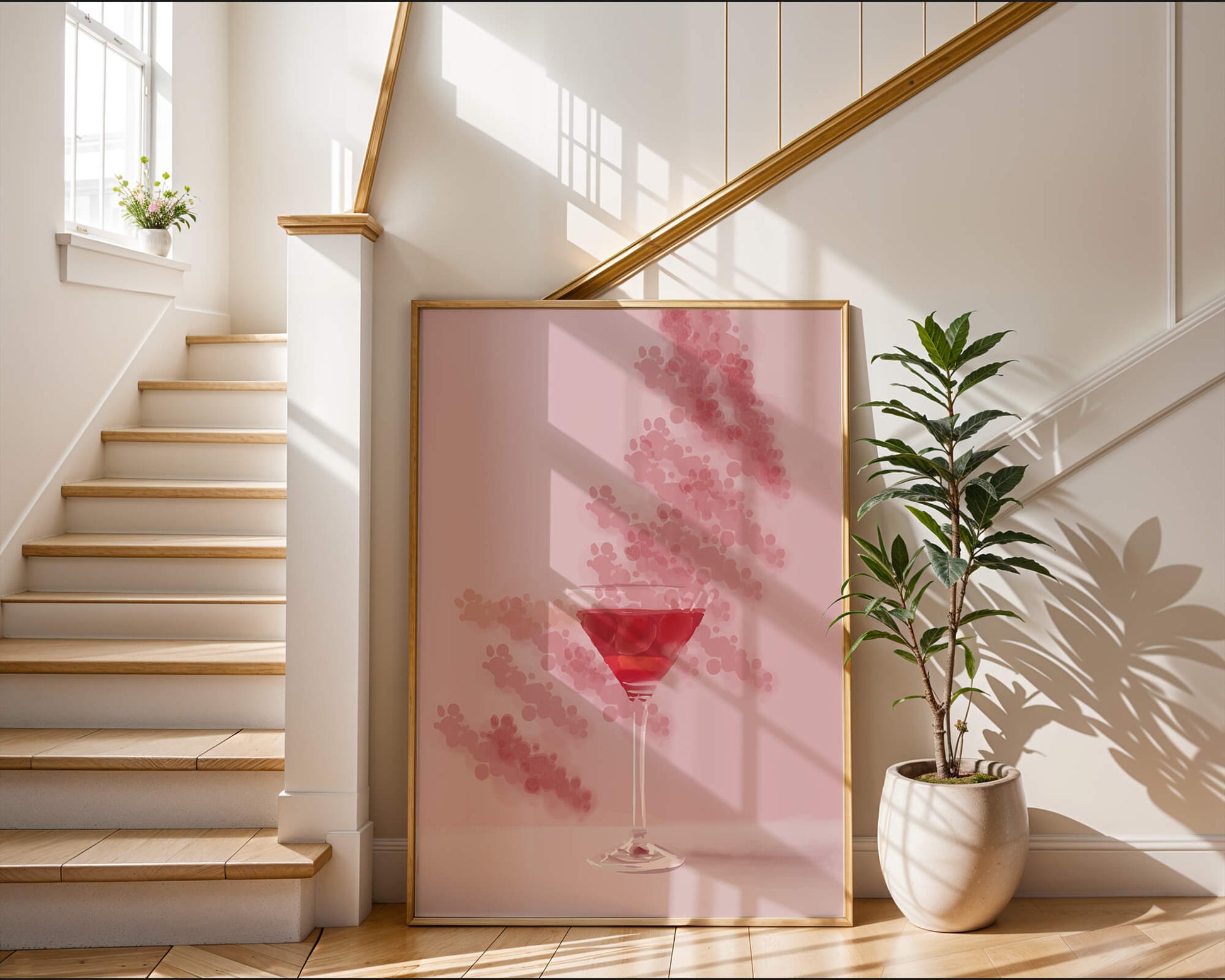 Elegante copa de cóctel roja sobre un fondo texturizado rosa