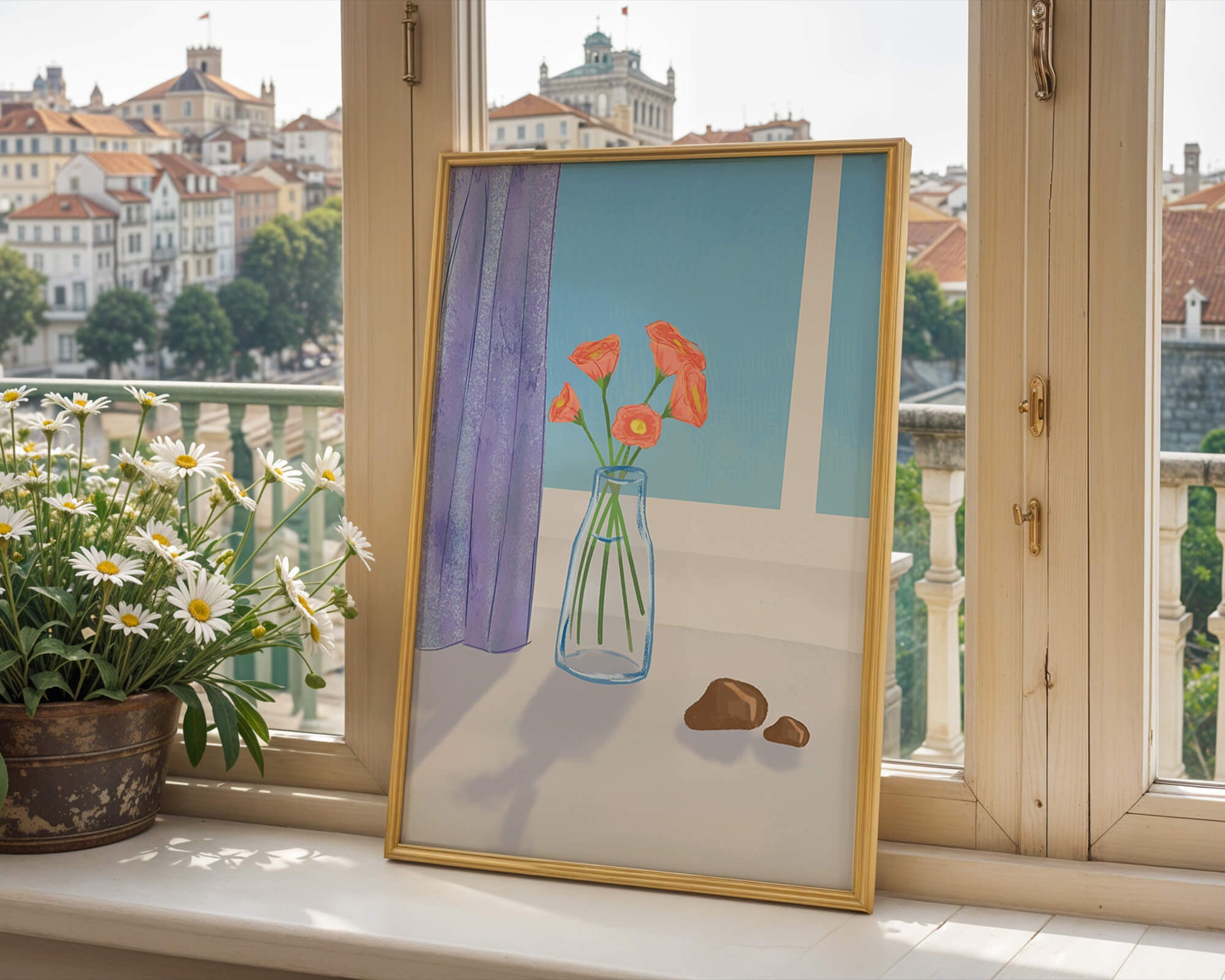 Jarrón con flores naranjas junto a una ventana con una cortina morada.