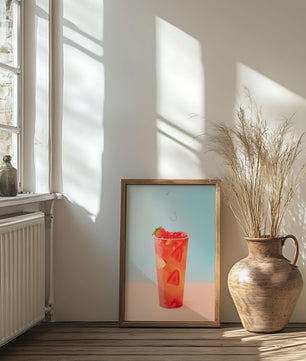 Refrescante bebida de fresa con rodajas flotantes sobre un fondo pastel