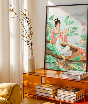 Femme élégante en tenue traditionnelle assise dans une barque parmi des fleurs de lotus