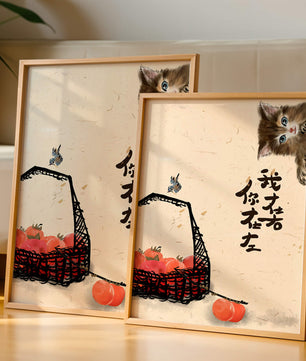 Ilustración tranquila con gatito, pájaro y cesta de tomates en tonos suaves
