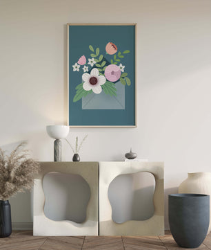 Bouquet floral illustré sortant d'une enveloppe sur un fond bleu sarcelle
