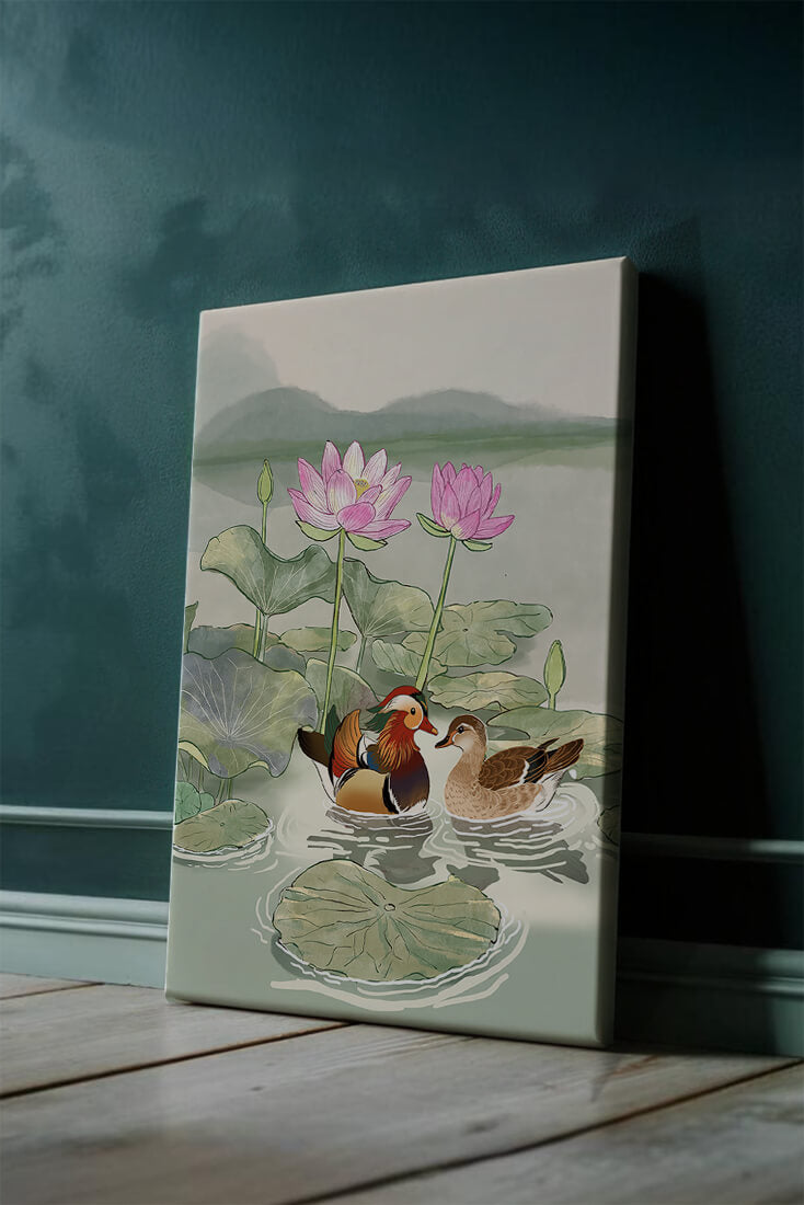 Patos mandarines y flores de loto en un estanque tranquilo