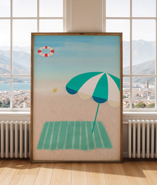 Strandszene mit Sonnenschirm und Rettungsring am Sandstrand