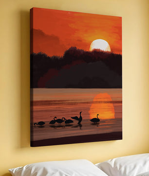 Ruhiger Sonnenuntergang über einem See mit Schwanensilhouette