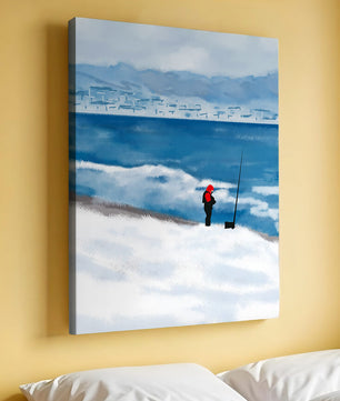 Winterlandschaft mit Person in roter Jacke am Meer