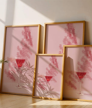 Elegante copa de cóctel roja sobre un fondo texturizado rosa
