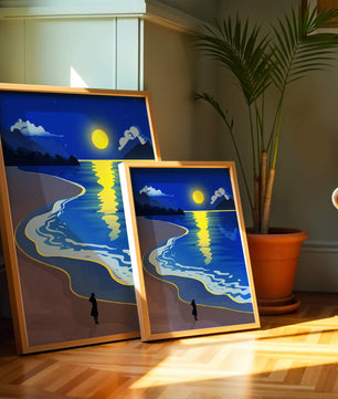 Plage au clair de lune avec montagnes et reflets sous le ciel nocturne