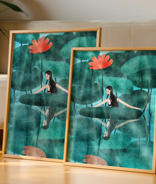 Femme réfléchissant parmi des feuilles de lotus et des fleurs avec une image miroir