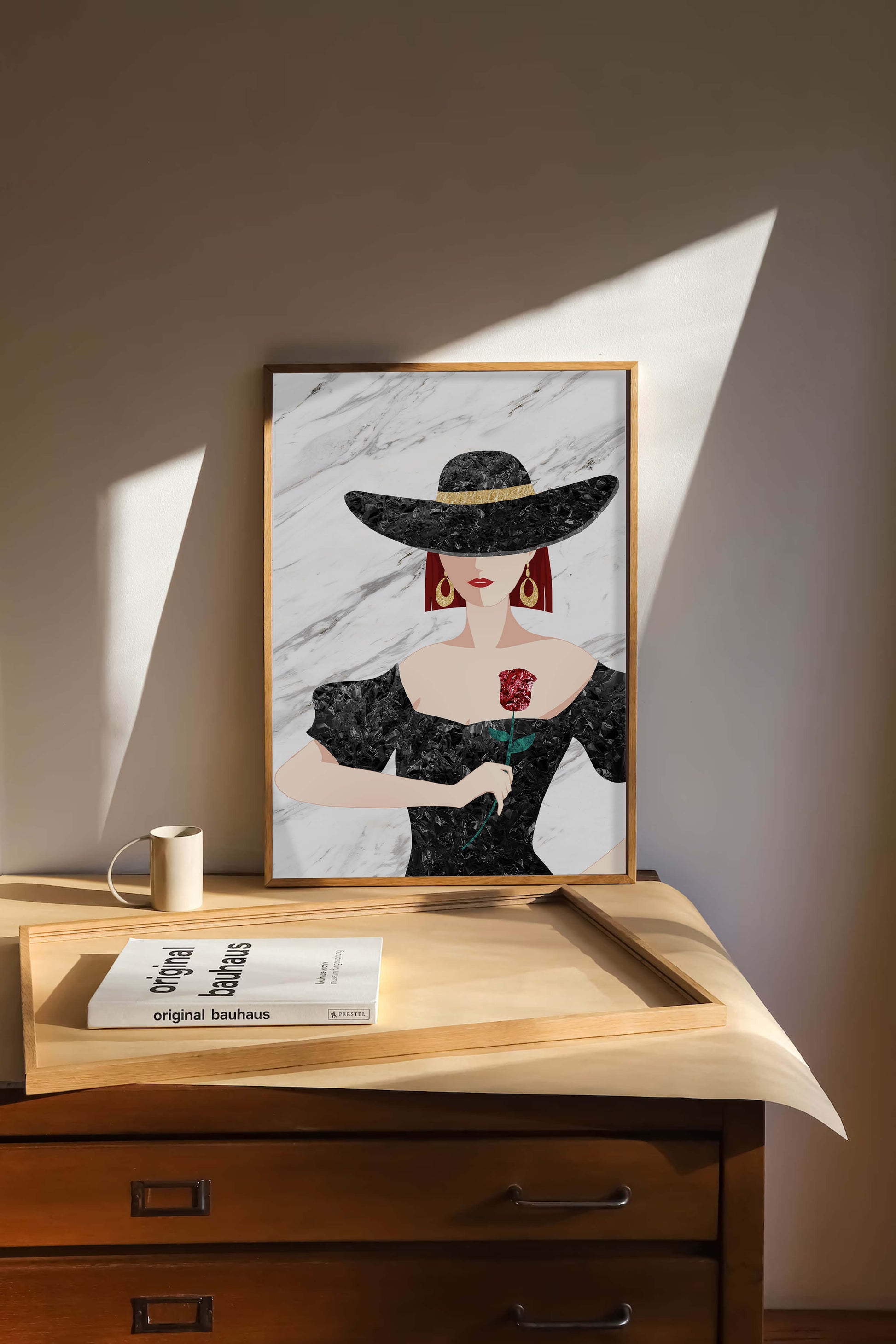 Elegante Frau mit stilvollem schwarzen Hut und roter Rose