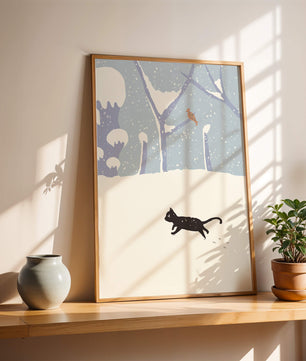 Paysage enneigé illustré avec un chat noir joueur et un oiseau dans un décor hivernal