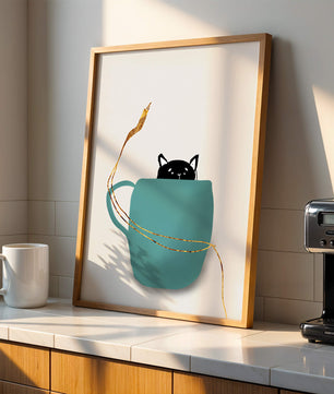 Katze in blaugrüner Tasse mit goldenen Elementen