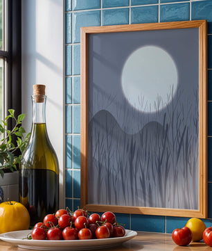 Ruhige Nachtlandschaft mit Vollmond und kahlen Bäumen