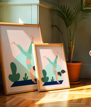 Ilustración de una mujer practicando la postura de parada de manos en yoga