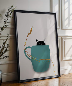 Katze in blaugrüner Tasse mit goldenen Elementen