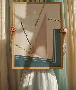 Abstraktes geometrisches Kunstwerk mit goldenen Elementen